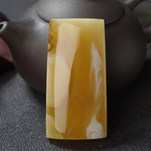 带皮白花蜜蜡无事牌吊坠