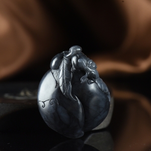 籽料和田墨玉灵猴献寿手把件