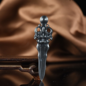 籽料和田玉青花剑旨吊坠