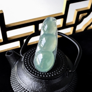 糯冰种灰绿翡翠福豆吊坠