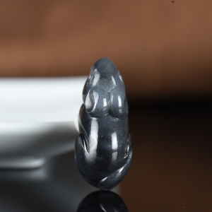 籽料和田玉青花子鼠吊坠