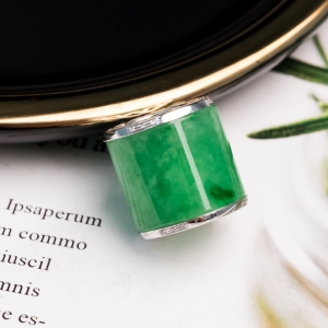 18K糯冰种豆绿翡翠路路通吊坠