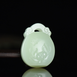 籽料和田白玉蝶恋花吊坠