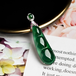 18K糯冰种深绿翡翠福豆吊坠