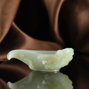 籽料和田白玉月光杯摆件