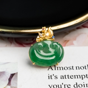 18K糯冰种翠绿翡翠如意吊坠