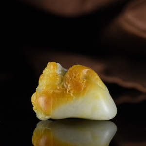 籽料和田玉飞龙在天吊坠