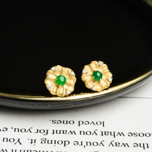 18K糯冰种翠绿翡翠耳钉