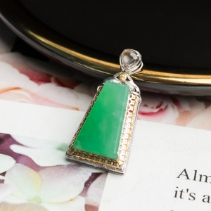 18K糯冰种苹果绿翡翠无事牌吊坠