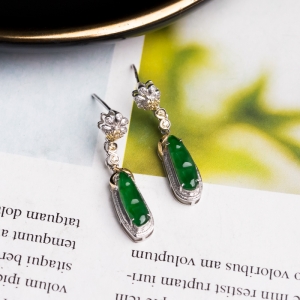 18K糯冰种翠绿翡翠福豆耳坠