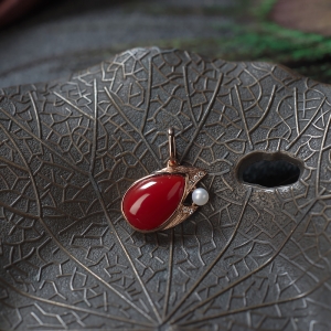 18K阿卡牛血红珊瑚吊坠