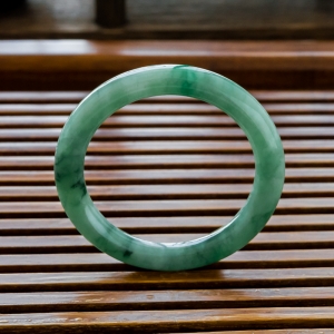 55mm糯冰种飘花翡翠圆镯