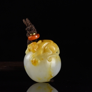 籽料和田白玉灵猴献寿吊坠