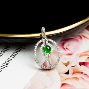 18K糯冰种翠绿翡翠吊坠