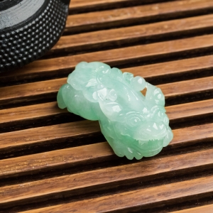 糯冰种浅绿翡翠貔貅吊坠