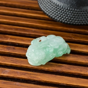 糯冰种浅绿翡翠貔貅吊坠