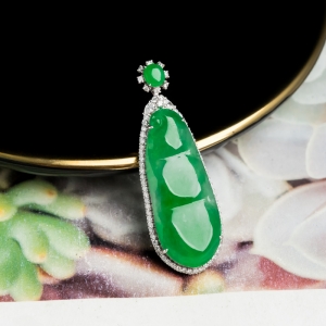 18K糯冰种翠绿翡翠福豆吊坠