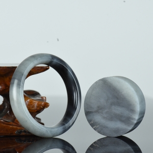 56.5mm籽料和田玉青花手镯套装