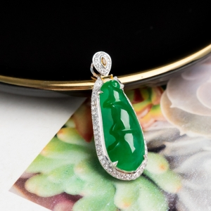18K糯冰种阳绿福豆吊坠