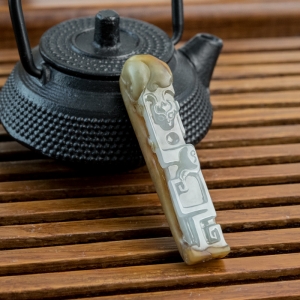 糯冰种俏色翡翠龙凤呈祥吊坠