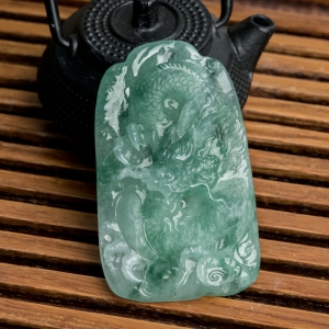 糯冰种浅绿翡翠飞龙在天吊坠