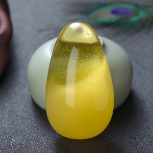 鸡油黄金绞蜜水滴吊坠