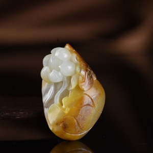 籽料和田玉蝶恋花吊坠