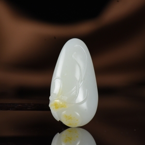 籽料和田白玉兰趣吊坠