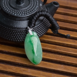 糯冰种飘翠翡翠福瓜吊坠