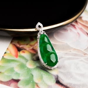 18K糯冰种翠绿翡翠福豆吊坠