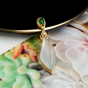 18K冰种翡翠随形吊坠