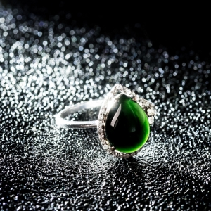 18K糯冰种墨翠戒指