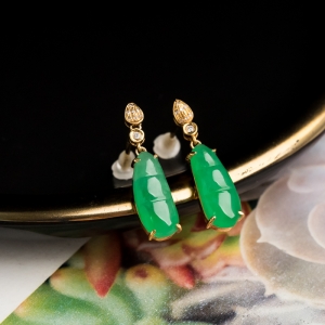 18K糯冰种翠绿翡翠福豆耳坠