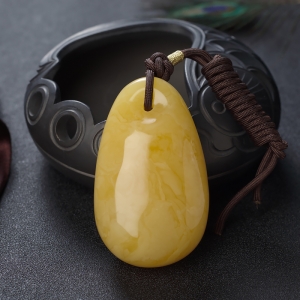 鸡油黄蜜蜡水滴吊坠
