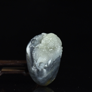 籽料和田玉青花飞龙在天吊坠