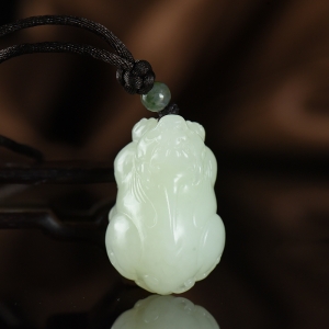 籽料和田白玉貔貅吊坠