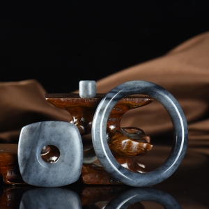 57mm籽料和田玉青花手镯套装