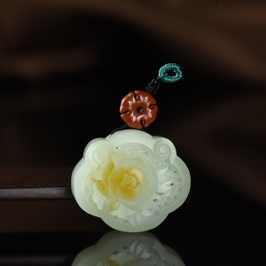 籽料和田白玉花开富贵香囊吊坠