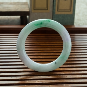 57.5mm糯冰种春带彩翡翠圆镯