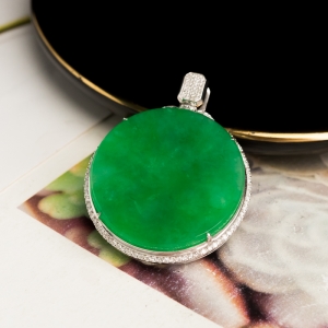 18K糯冰种翠绿翡翠圆牌吊坠