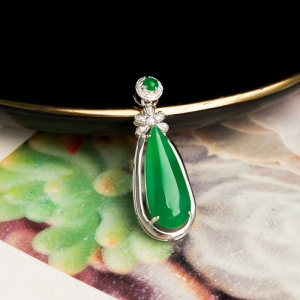 18K糯冰种翠绿翡翠水滴吊坠