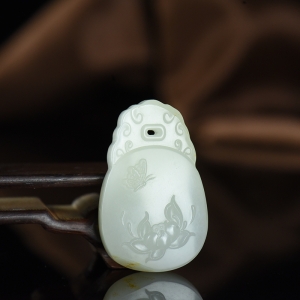 籽料和田白玉蝶恋花吊坠