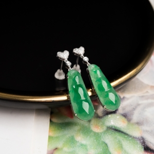 18K糯冰种翠绿翡翠福豆耳坠