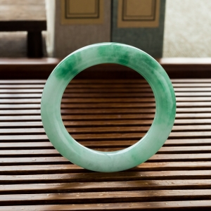 58mm糯冰种飘翠翡翠圆镯