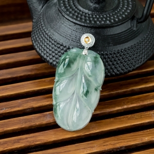 18K糯冰种飘花翡翠金枝玉叶吊坠