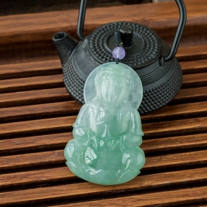糯冰种浅绿翡翠观音吊坠