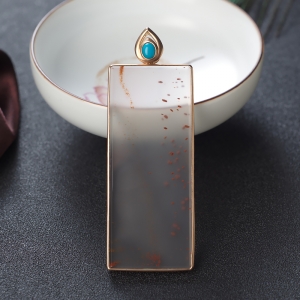 18K冰飘料南红无事牌吊坠