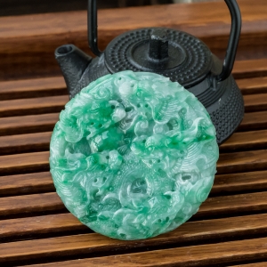 糯冰种飘翠翡翠九龙壁吊坠