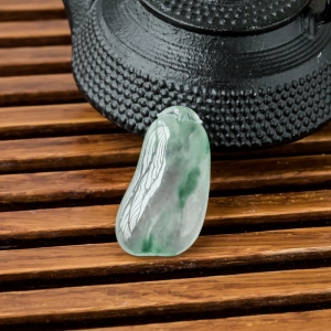 冰种飘花翡翠福瓜吊坠