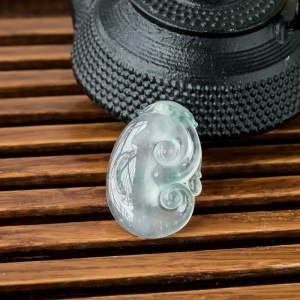 冰种飘花翡翠如意吊坠